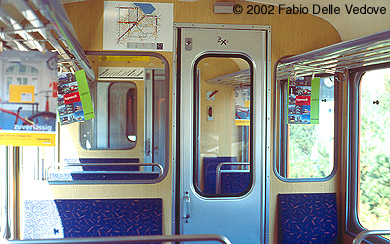 Zum Vergr&ouml;&szlig;ern klicken - Fahrgastraum eines Steuerwagens der Trogener Bahn (September 2002).