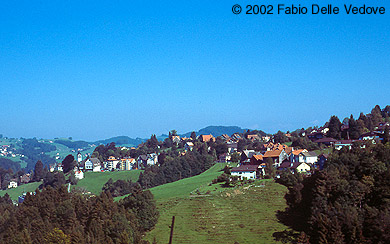 Zum Vergr&ouml;&szlig;ern klicken - Blick aus dem Fenster der Trogener Bahn (bei Trogen, September 2002).