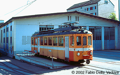 Zum Vergr&ouml;&szlig;ern klicken - Ein Triebwagen der Trogener Bahn vor dem Depot in Speicher (September 2002).