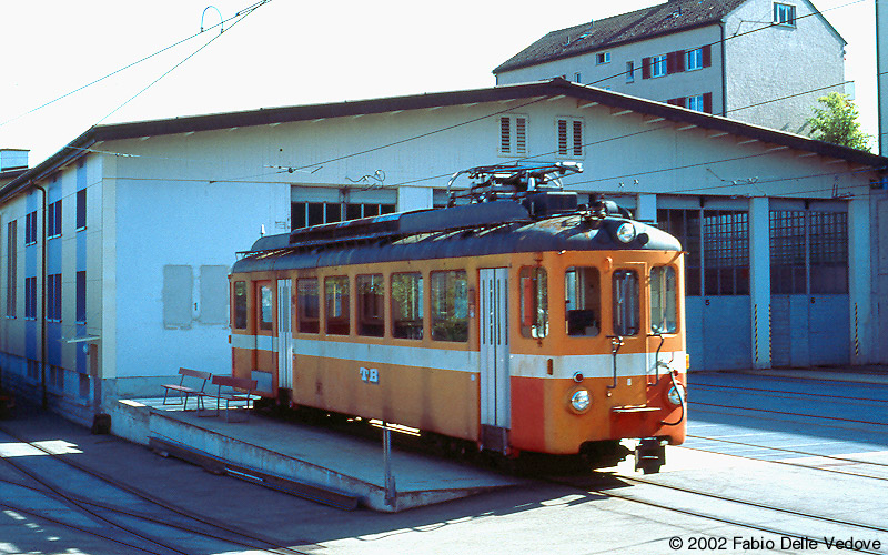 Ein Triebwagen der Trogener Bahn vor dem Depot in Speicher (September 2002)
