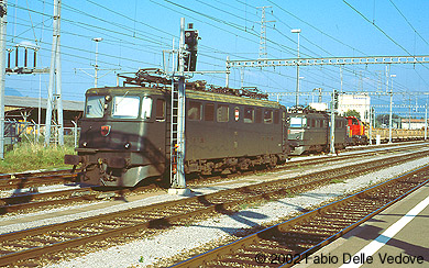 Zum Vergr&ouml;&szlig;ern klicken - Ein Wiedersehen mit der gr&uuml;nen Ae 6/6 11467 (St. Margrethen, September 2002).