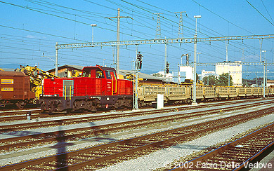Zum Vergr&ouml;&szlig;ern klicken - Die rote Am 841 632-6 vor einem Bauzug aus Schotterwagen (St. Margrethen, September 2002).
