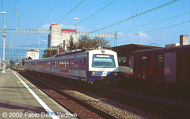 Zum Vergr&ouml;&szlig;ern klicken - Der 4020 116-2 wird als R 5586 bzw. E 5586 nach Lindau Hbf bereitgestellt (St. Margrethen, September 2002).