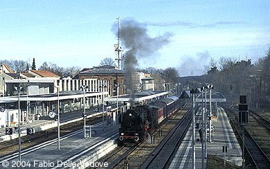 Zum Vergr&ouml;&szlig;ern klicken - Soeben ist 52 8079 mit dem Ludwigs-Expre&szlig; in Memmingen auf Gleis 3 angekommen (Memmingen, 18.03.2001).