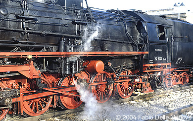 Zum Vergr&ouml;&szlig;ern klicken - Vor der Abfahrt bleibt noch ein wenig Zeit, die vielf&auml;ltigen Details der 52 8079 n&auml;her zu betrachten (Memmingen, 18.03.2001).