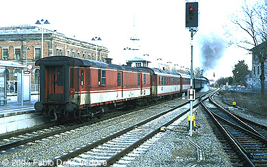 Zum Vergr&ouml;&szlig;ern klicken - P&uuml;nklich um 8:13 Uhr dampft der Ludwigs-Expre&szlig; in Richtung F&uuml;ssen ab (Memmingen, 18.03.2001).