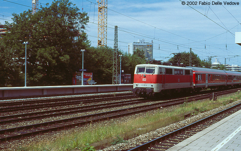M&uuml;nchen Heimeranplatz - Juli 2001 - 111 176-4 mit RE31007 in Richtung Salzburg