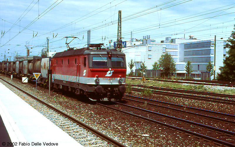 M&uuml;nchen Heimeranplatz - Juli 2001 - 1044 235-8 mit Container-Zug in Richtung Ostbahnhof