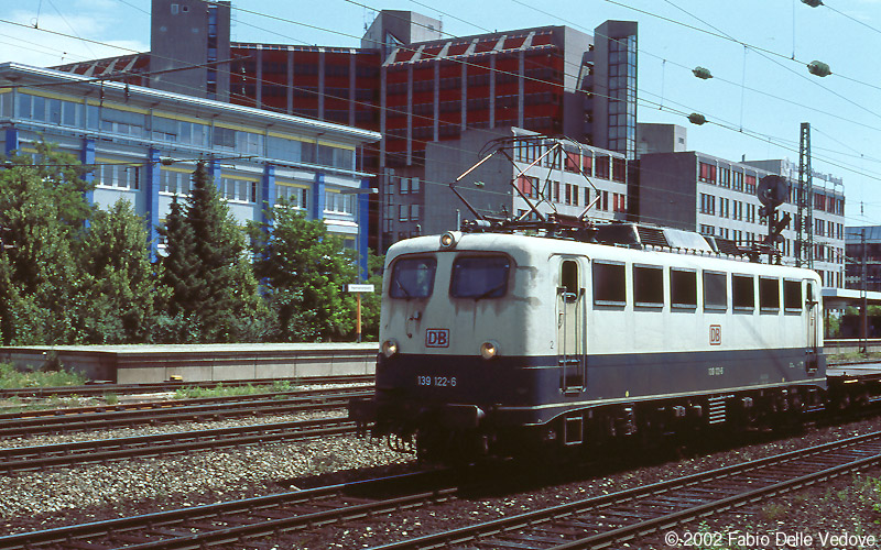 M&uuml;nchen Heimeranplatz - Juli 2001 - 139 122-6 mit Container-Zug in Richtung Laim