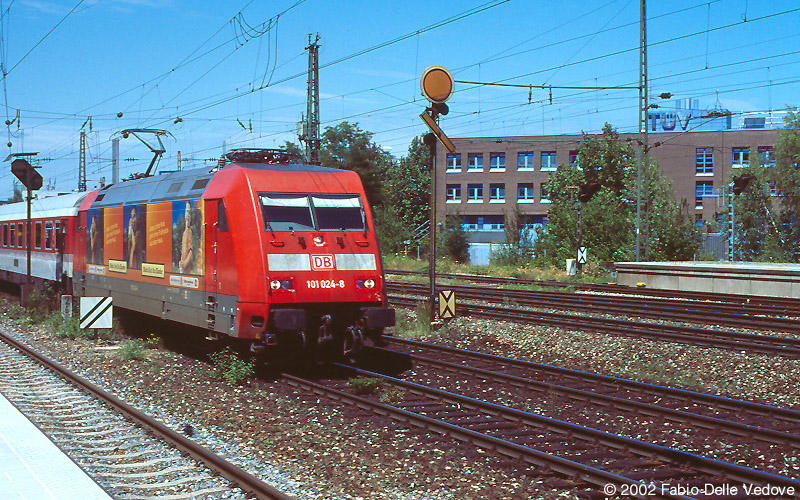 M&uuml;nchen Heimeranplatz - Juli 2001 - 101 024-8 vor einem Autoreisezug in Richtung Ostbahnhof
