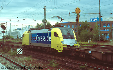 M&uuml;nchen Heimeranplatz - Juli 2001 - Siemens-Dispolok 1116 902-5 vor dem Boxxpress-Containerzug in Richtung M&uuml;nchen-Laim