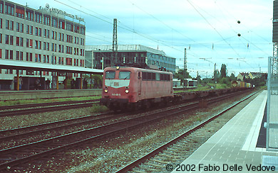 M&uuml;nchen Heimeranplatz - Juli 2001 - 140 461-7 schleppt einen Containerzug in Richtung M&uuml;nchen-Laim