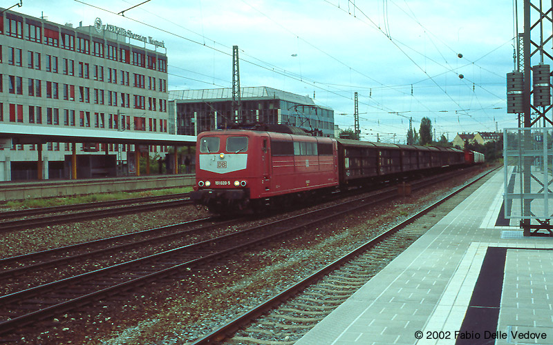 M&uuml;nchen Heimeranplatz - Juli 2001 - 151 020-5 mit einem G&uuml;terzug in Richtung M&uuml;nchen-Laim