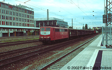 M&uuml;nchen Heimeranplatz - Juli 2001 - 151 020-5 mit einem G&uuml;terzug in Richtung M&uuml;nchen-Laim