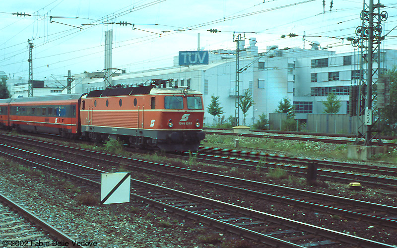 M&uuml;nchen Heimeranplatz - Juli 2001 - 1044 109-5 in Jaffa-Lackierung mit dem EC 17 "Max Reinhardt" nach Wien