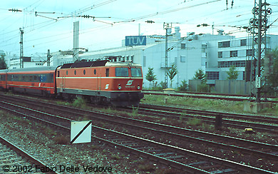 M&uuml;nchen Heimeranplatz - Juli 2001 - 1044 109-5 in Jaffa-Lackierung mit dem EC 17 "Max Reinhardt" nach Wien