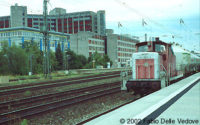 M&uuml;nchen Heimeranplatz - Juli 2001 - 360 866-8 mit Staubwagen aus Richtung Mittersendling