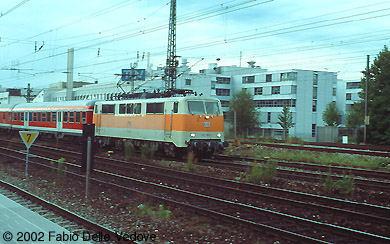 M&uuml;nchen Heimeranplatz - Juli 2001 - 111 183-2 in orange-wei&szlig;er S-Bahn-Lackierung eilt mit dem RE 31019 nach Salzburg