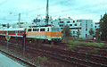 M&uuml;nchen Heimeranplatz - Juli 2001 - 111 183-2 in orange-wei&szlig;er S-Bahn-Lackierung eilt mit dem RE 31019 nach Salzburg