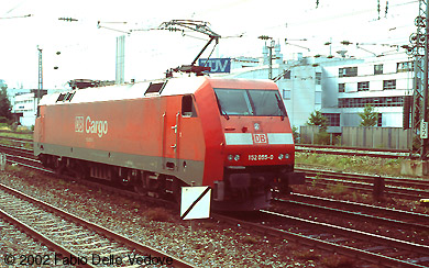 M&uuml;nchen Heimeranplatz - Juli 2001 - 152 055-0 allein unterwegs in Richtung M&uuml;nchen S&uuml;d/Ost