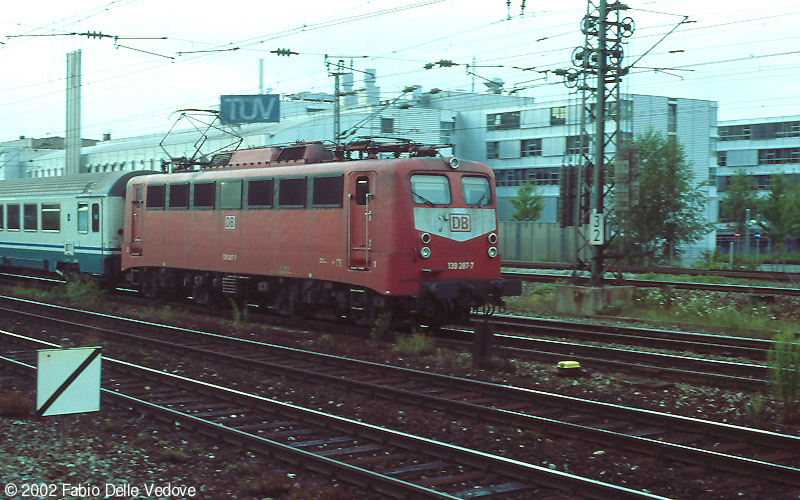 M&uuml;nchen Heimeranplatz - Juli 2001 - 111 183-2 in orange-wei&szlig;er S-Bahn-Lackierung eilt mit dem RE 31019 nach Salzburg