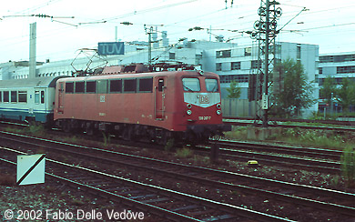 M&uuml;nchen Heimeranplatz - Juli 2001 - 139 287-7 bringt die leeren Wagen des EC 84 "Michelangelo" zum Abstellen zum Ostbahnhof