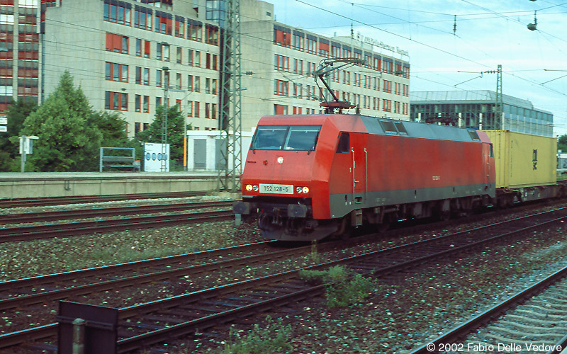 M&uuml;nchen Heimeranplatz - Juli 2001 - 152 128-5 mit einem Container-Zug in Richtung M&uuml;nchen-Laim
