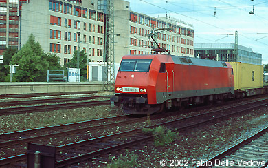 M&uuml;nchen Heimeranplatz - Juli 2001 - 152 128-5 mit einem Container-Zug in Richtung M&uuml;nchen-Laim