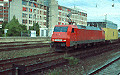 M&uuml;nchen Heimeranplatz - Juli 2001 - 152 128-5 mit einem Container-Zug in Richtung M&uuml;nchen-Laim