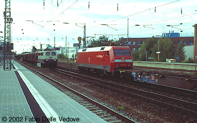 M&uuml;nchen Heimeranplatz - Juli 2001 - 152 128-5 vor einem Container-Zug in Richtung M&uuml;nchen- Laim und 140 503-4 vor einem Zug aus gedecken G&uuml;terwagen in Richtung M&uuml;nchen S&uuml;d