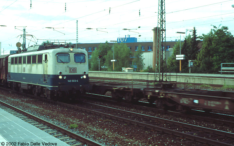 M&uuml;nchen Heimeranplatz - Juli 2001 - 140 503-4 mit einem Zug aus gedecken G&uuml;terwagen in Richtung M&uuml;nchen S&uuml;d