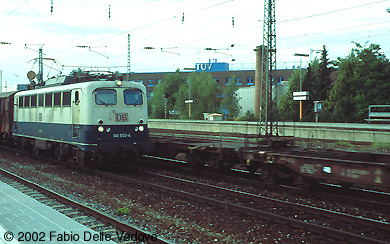 M&uuml;nchen Heimeranplatz - Juli 2001 - 140 503-4 mit einem Zug aus gedecken G&uuml;terwagen in Richtung M&uuml;nchen S&uuml;d
