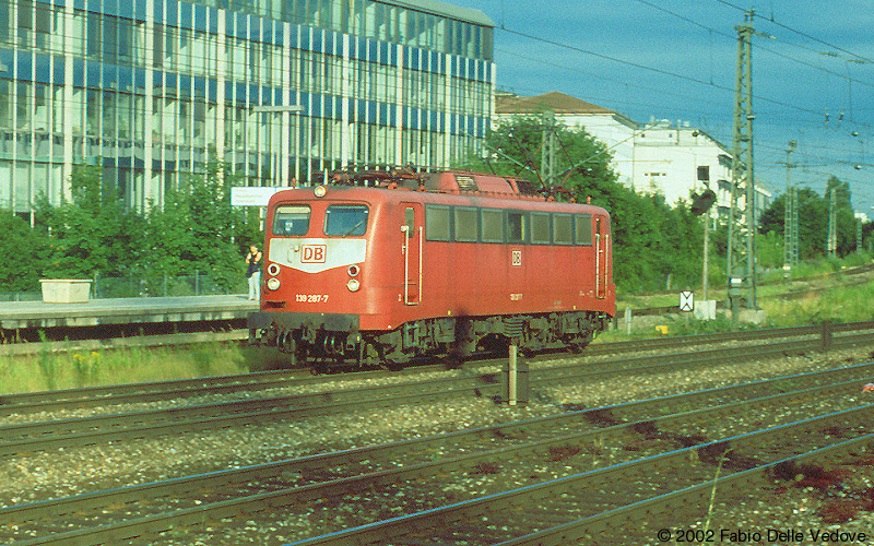 139 287-7 auf dem R&uuml;ckweg vom Ostbahnhof zum Hauptbahnhof (M&uuml;nchen Heimeranplatz, Juli 2001)