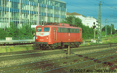 139 287-7 auf dem R&uuml;ckweg vom Ostbahnhof zum Hauptbahnhof (M&uuml;nchen Heimeranplatz, Juli 2001)