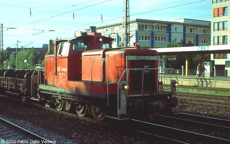 363 133-0 mit offenen G&uuml;terwagen in Richtung M&uuml;nchen S&uuml;d (M&uuml;nchen Heimeranplatz, Juli 2001)