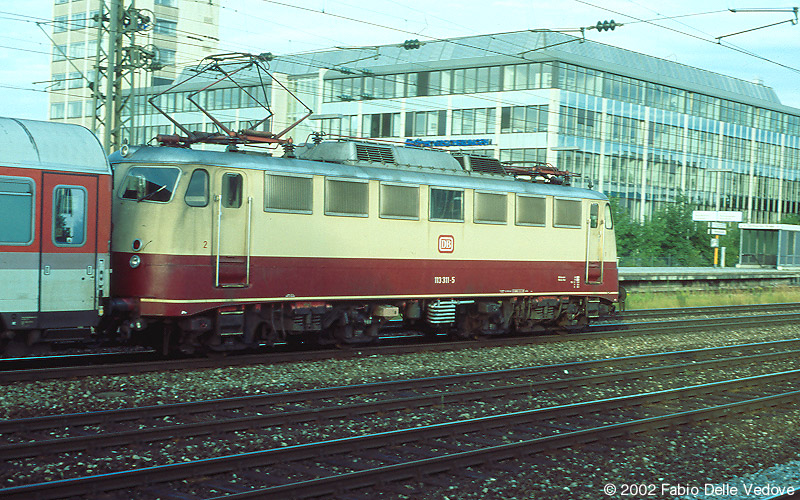 113 311-6 in TEE-Lackierung mit dem EC 19 "Andreas Hofer" (Dortmund - Innsbruck) (M&uuml;nchen Heimeranplatz, Juli 2001)