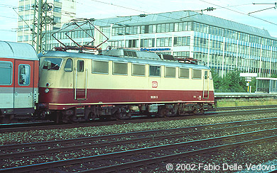 113 311-6 in TEE-Lackierung mit dem EC 19 "Andreas Hofer" (Dortmund - Innsbruck) (M&uuml;nchen Heimeranplatz, Juli 2001)