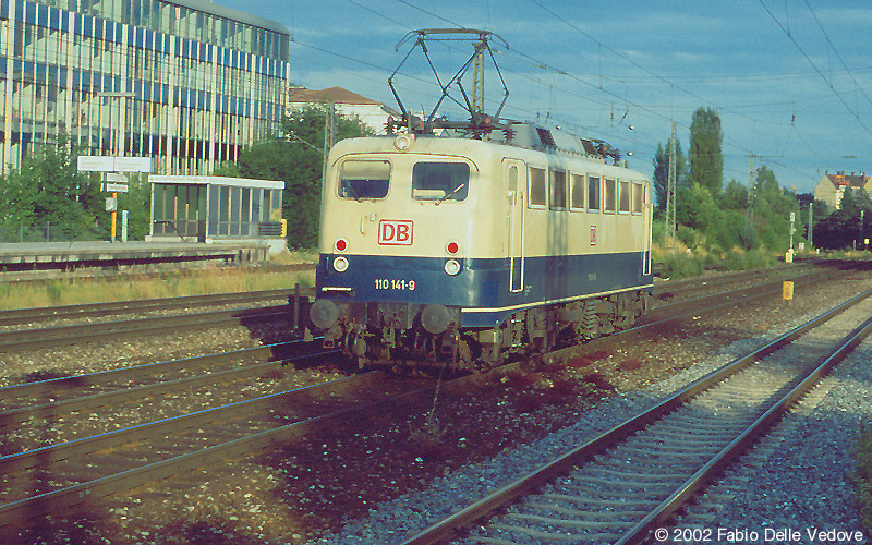 M&uuml;nchen Heimeranplatz - Juli 2001 - 152 055-0 allein unterwegs in Richtung M&uuml;nchen S&uuml;d/Ost