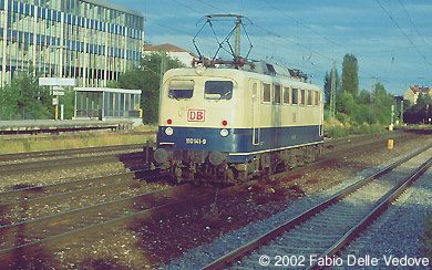 110 141-9 in Richtung M&uuml;nchen Ost (M&uuml;nchen Heimeranplatz, Juli 2001)