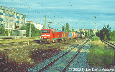 M&uuml;nchen Heimeranplatz - Juli 2001 - 139 287-7 bringt die leeren Wagen des EC 84 "Michelangelo" zum Abstellen zum Ostbahnhof