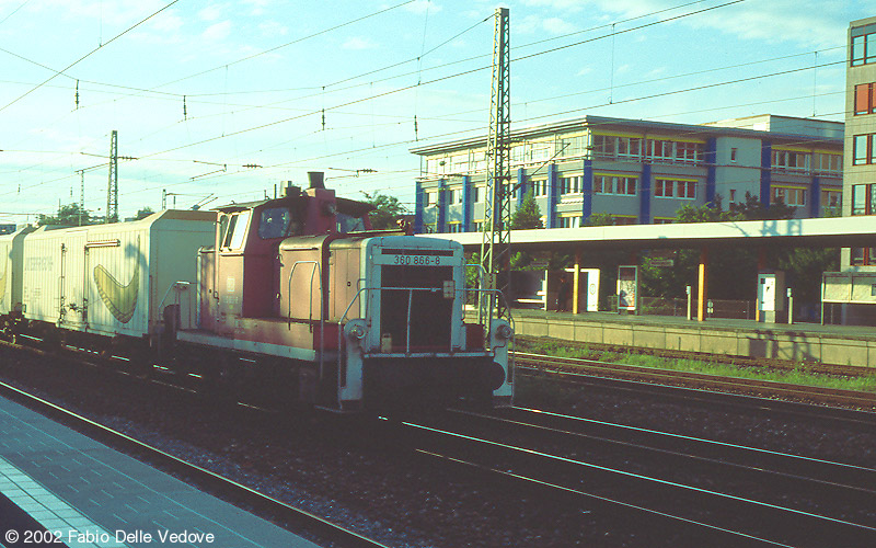 360 866-8 bringt Bananen zur M&uuml;nchener Gro&szlig;markthalle (M&uuml;nchen Heimeranplatz, Juli 2001)