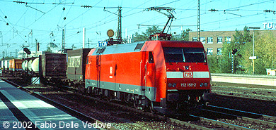 Vermutlich bringt die 152 158-2 ihren Zug zum Containerbahnhof M&uuml;nchen-Riem (M&uuml;nchen Heimeranplatz, Oktober 2001)