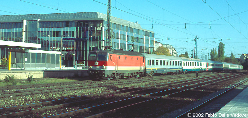1044 278 mit einem Zug aus italienischen Wagen in Richtung M&uuml;nchen Hbf (M&uuml;nchen Heimeranplatz, Oktober 2001)