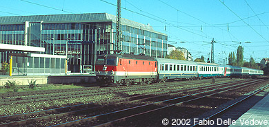 1044 278 mit einem Zug aus italienischen Wagen in Richtung M&uuml;nchen Hbf (M&uuml;nchen Heimeranplatz, Oktober 2001)