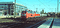 Die noch orientrote 217 011-6 bringt mit Hilfe ihrer verkehrsroten Schwester den nachmitt&auml;glichen G&uuml;terzug aus M&uuml;hldorf zum Rangierbahnhof M&uuml;nchen Nord (M&uuml;nchen Heimeranplatz, Oktober 2001)
