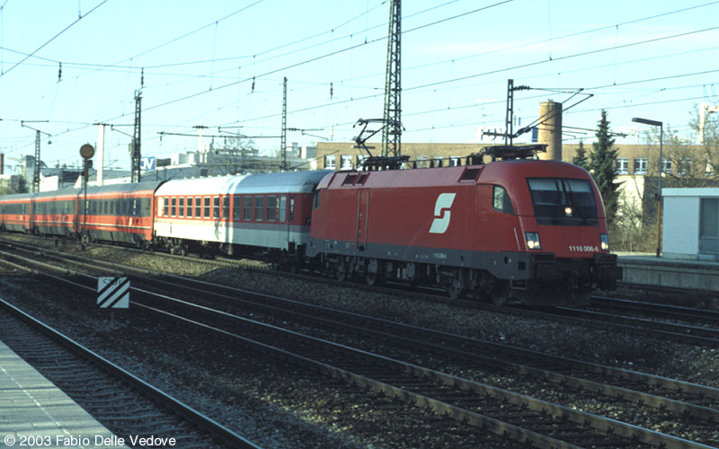 Der EC 193 MIMARA (M&uuml;nchen Hbf 15:25 - Klagenfurt Hbf 20:22) mit 1116 006-6 rauscht durch den Bahnhof Heimeranplatz (M&uuml;nchen, Fr&uuml;hling 2002).