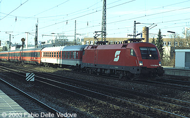 Der EC 193 MIMARA (M&uuml;nchen Hbf 15:25 - Klagenfurt Hbf 20:22) mit 1116 006-6 rauscht durch den Bahnhof Heimeranplatz (M&uuml;nchen, Fr&uuml;hling 2002).