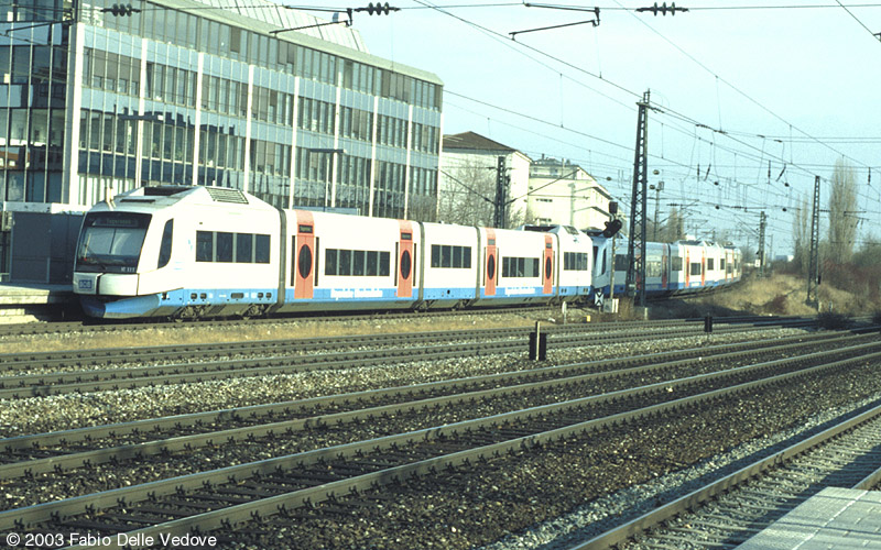 Eine Dreiereinheit Integral der BOB in Richtung Holzkirchen durchf&auml;hrt Heimeranplatz ohne Halt (M&uuml;nchen, Fr&uuml;hling 2002).