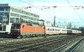 Die verkehrsrote 120 114-4 schiebt den IR 2097 (M&uuml;nchen Hbf 15:37 - Salzburg Hbf 17:23) durch den Bahnhof Heimeranplatz (M&uuml;nchen, Fr&uuml;hling 2002).