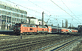 218 440-6 in orientrot und 218 442-2 in verkehrsrot donnern mit ihren acht Doppelstockwagen als RE 31430 (M&uuml;hldorf (Obb.) 15:37 - M&uuml;nchen Hbf 17:32) durch den Heimeranplatz (M&uuml;nchen, Fr&uuml;hling 2002).